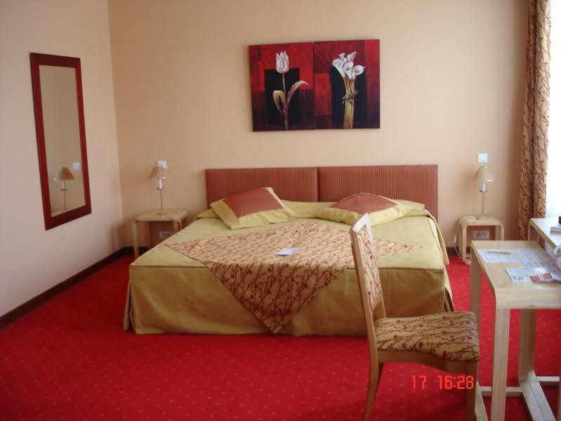 Brit Hotel Essentiel Pontivy Robic Экстерьер фото